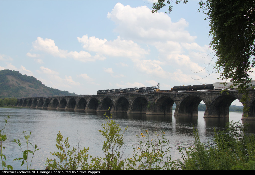 NS Train 15T on Rockville Bridge